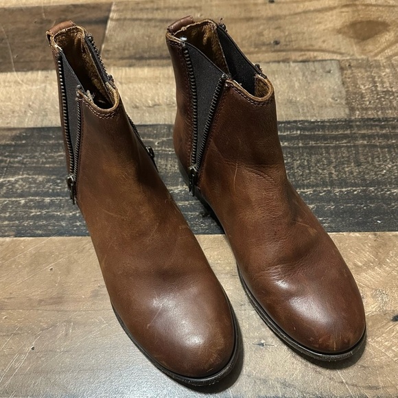 Frye ‘Carly’ Zip Chelsea Boot - Picture 2 of 9